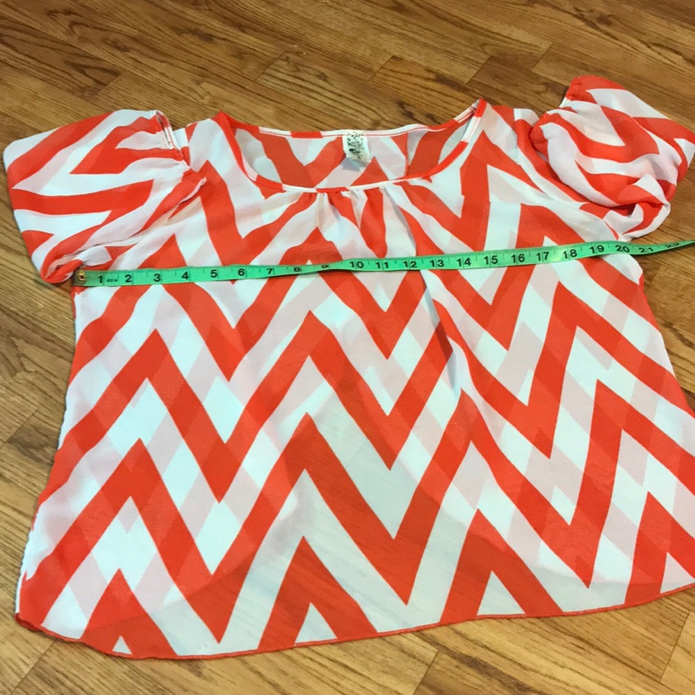Chevron Blouse size Small 💕 - Picture 8 of 8